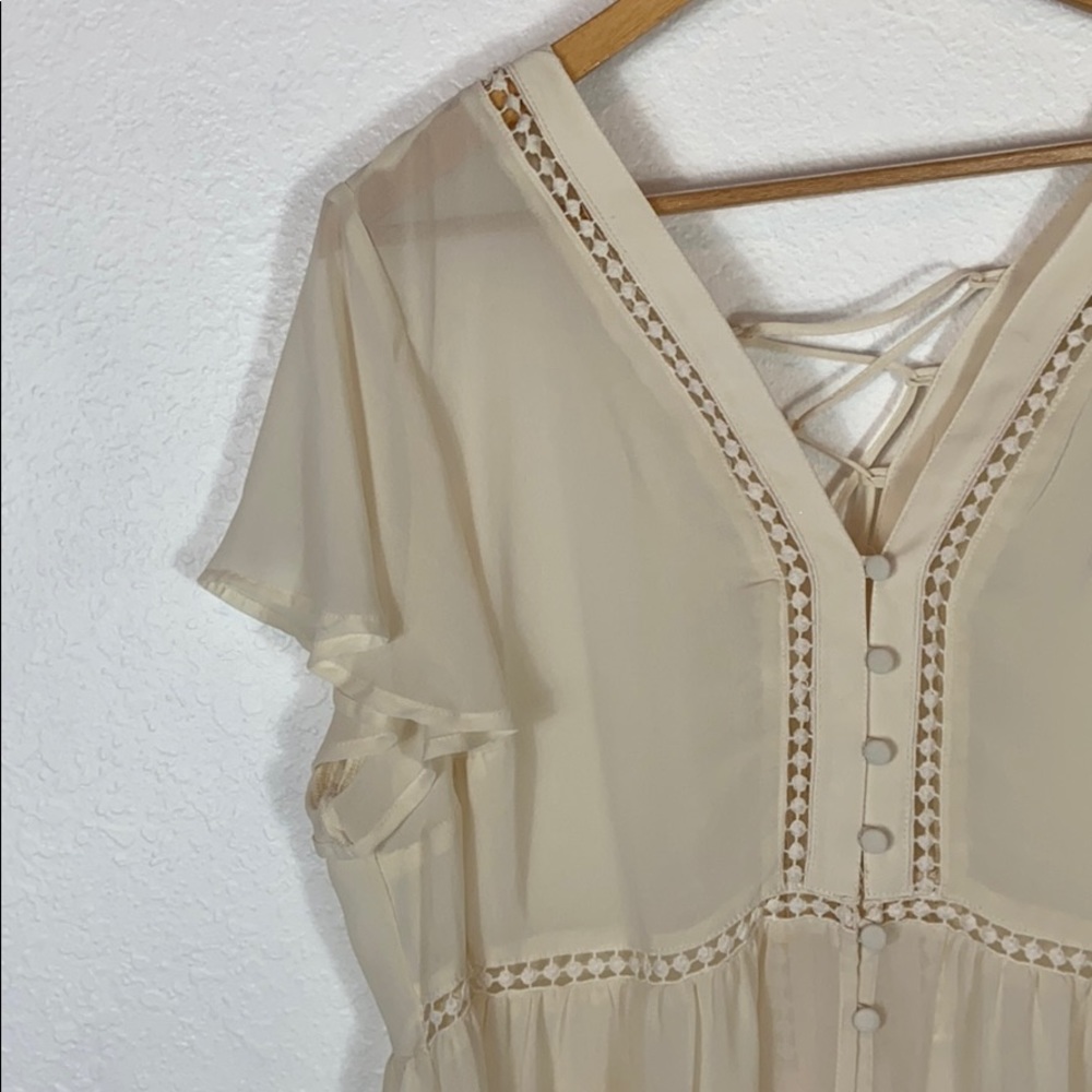 Euc Torrid cream sheer flutter sleeve top 1X - Picture 2 of 6